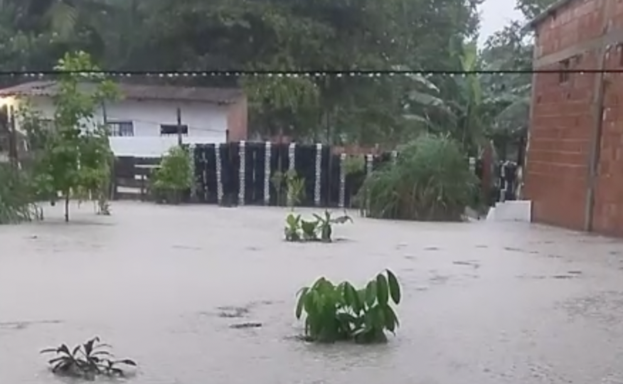 Tempestade deixa vários bairros de Manaus completamente alagados