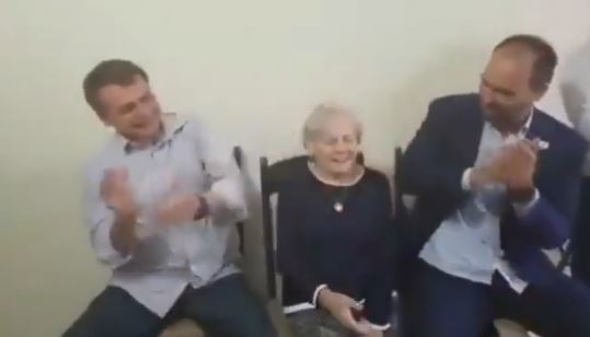 Presidente Bolsonaro reposta música "MAMMA, SON TANTO FELICE" que mãe costumava cantar; veja vídeo