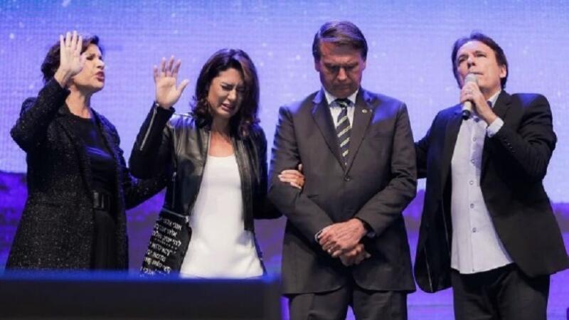 Bolsonaro e Michelle agradecem a Deus em culto da igreja Sara Nossa Terra após recuperação