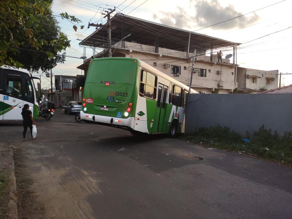 Ônibus desgovernado invade casa no bairro Dom Pedro, em Manaus