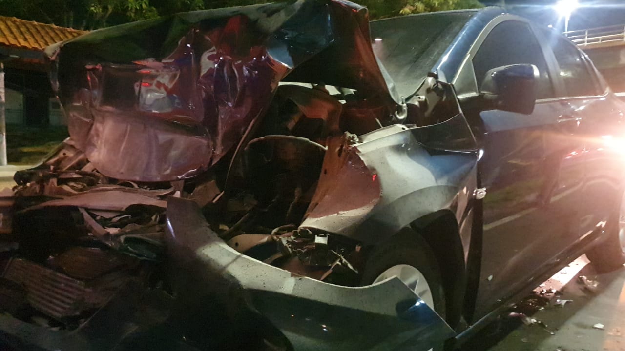 Acidente grave: carro entra debaixo de ônibus no Ouro Verde, em Manaus