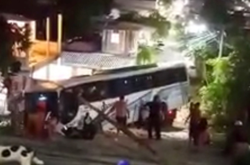 Moradores já estão há dois dias tentando retirar ônibus tombado em ladeira; veja vídeo