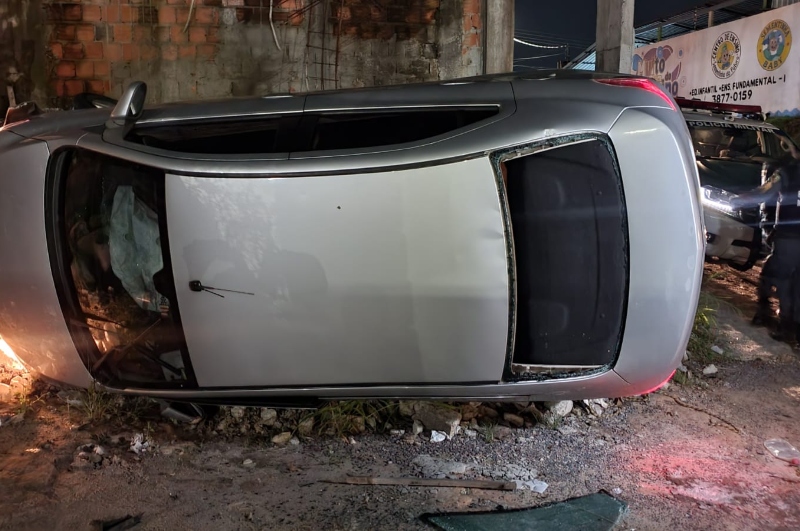 Bandidos capotam carro e deixam povo no prejuízo após perseguição policial na Cidade Nova; veja vídeo