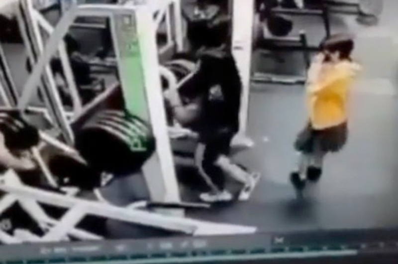 Filha vê a própria mãe ser esmagada por 180kg de pesos em academia; veja vídeo