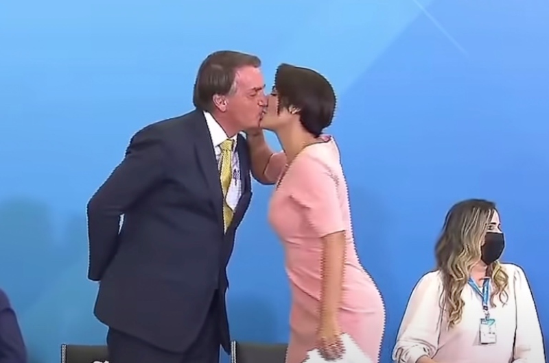 Bolsonaro se emociona, beija Michelle e Presidente da Caixa chora em cerimônia no palácio do planalto; veja vídeo