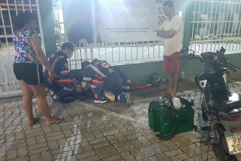 Motoentregador quebra costela após atropelar idoso que atravessava avenida Max Teixeira