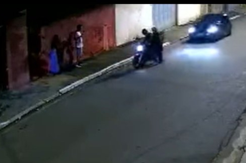 Tio salva sobrinhos de assalto após jogar carro em cima de bandidos; veja vídeo