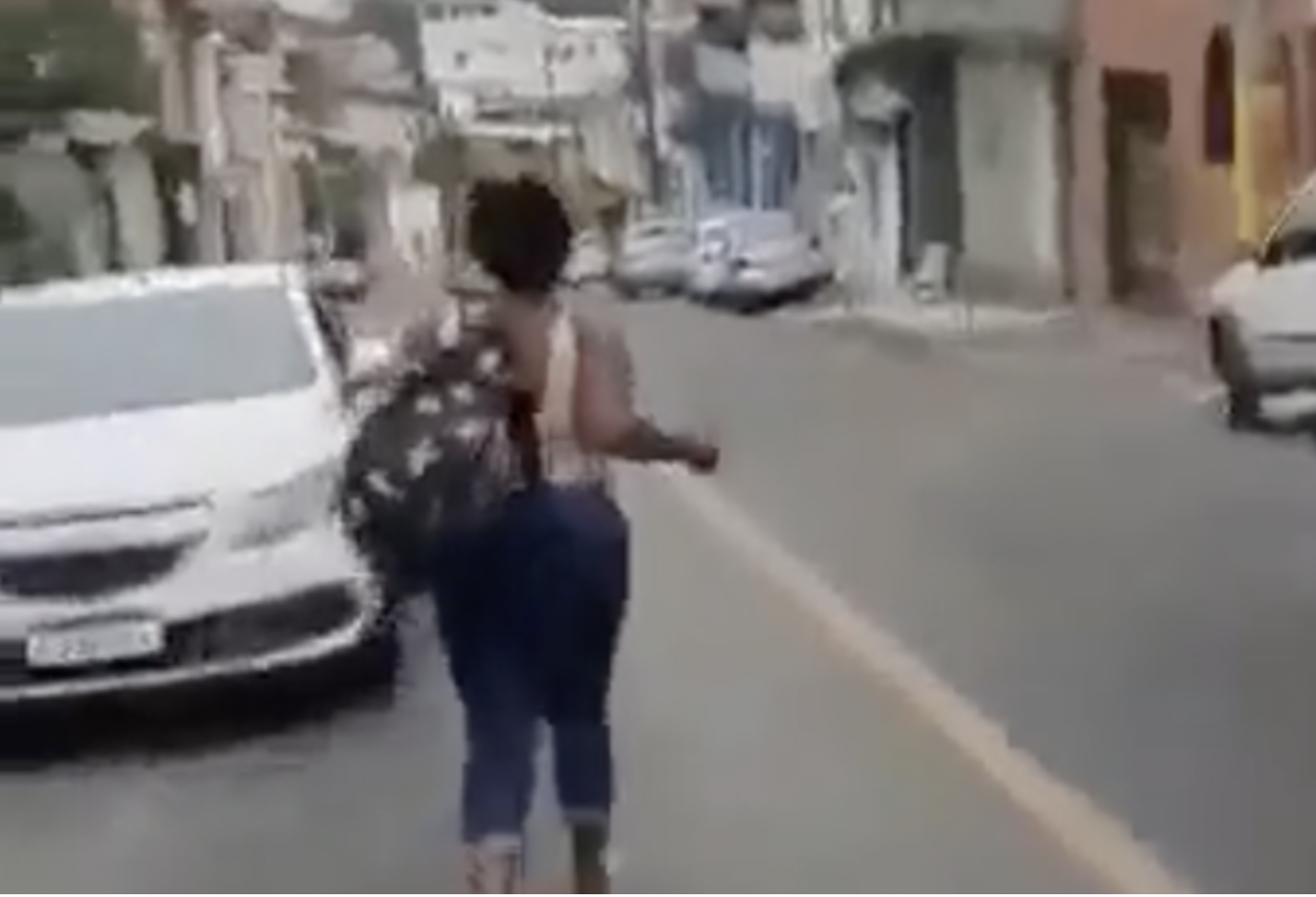 Casada sai correndo após ser pega com a boca na botija de negão, no bairro Cidade Nova; veja vídeo