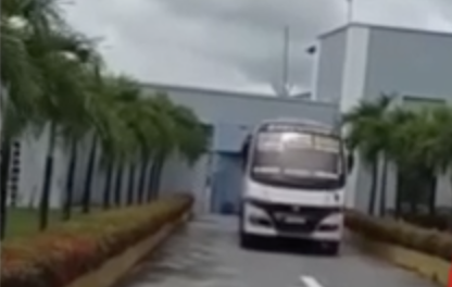 Motorista de micro-ônibus sai do motel feliz da vida após noite louca com ‘novinha’ em Manaus; veja vídeo