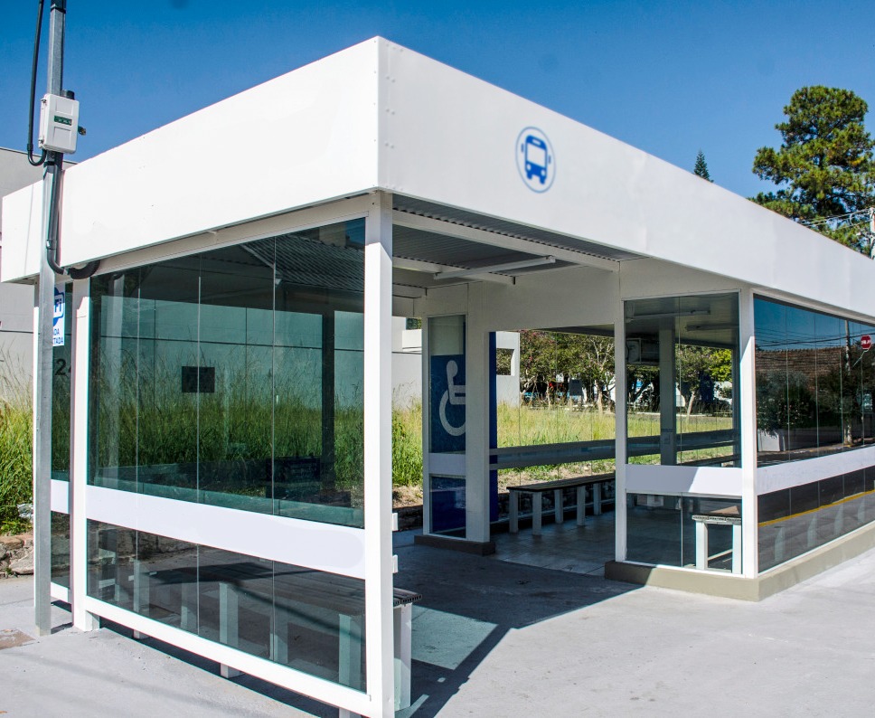 "Chora Curitiba!": Manaus também terá paradas de ônibus com ar-condicionado, anuncia prefeito Davi Almeida
