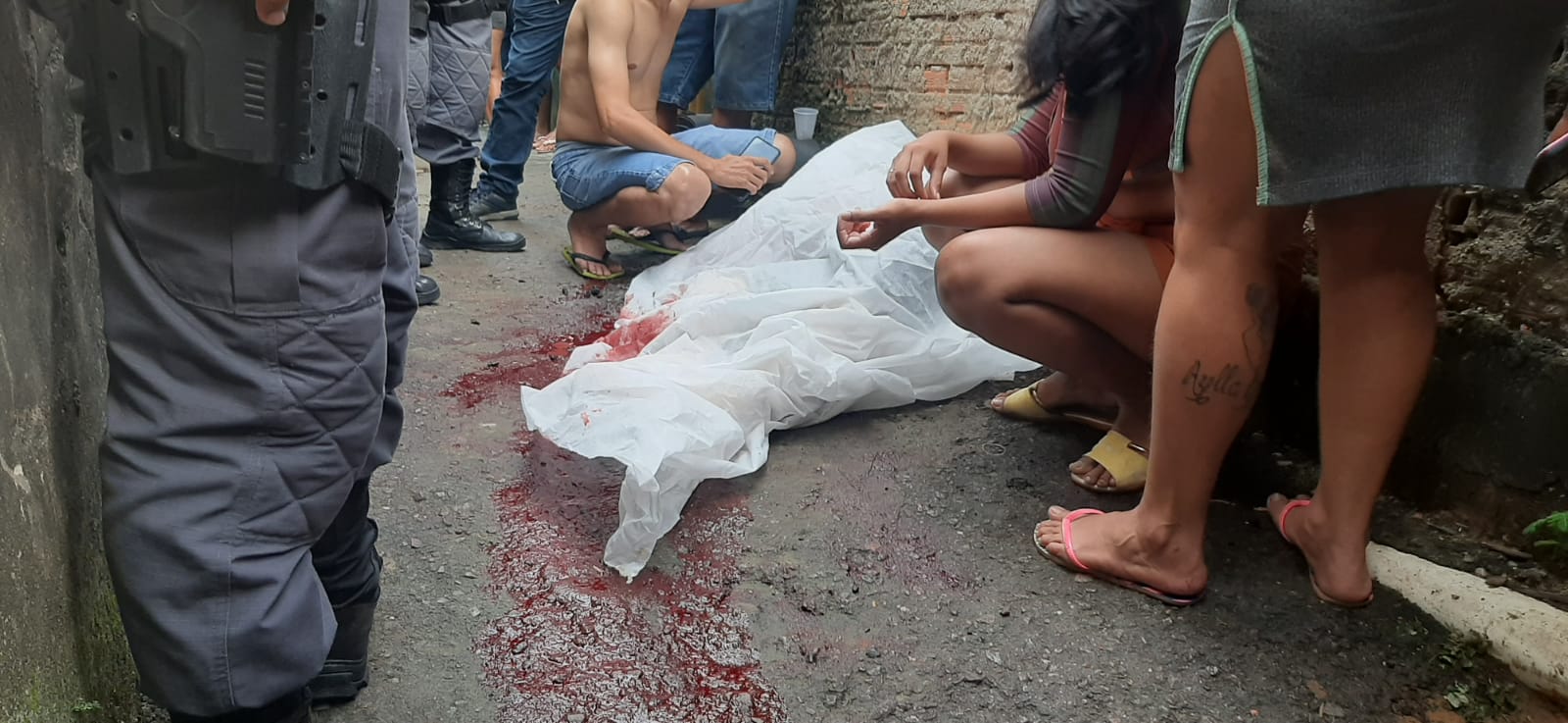 Urgente: desesperada, mãe se joga no corpo do filho executado em beco famoso da Compensa; veja vídeo