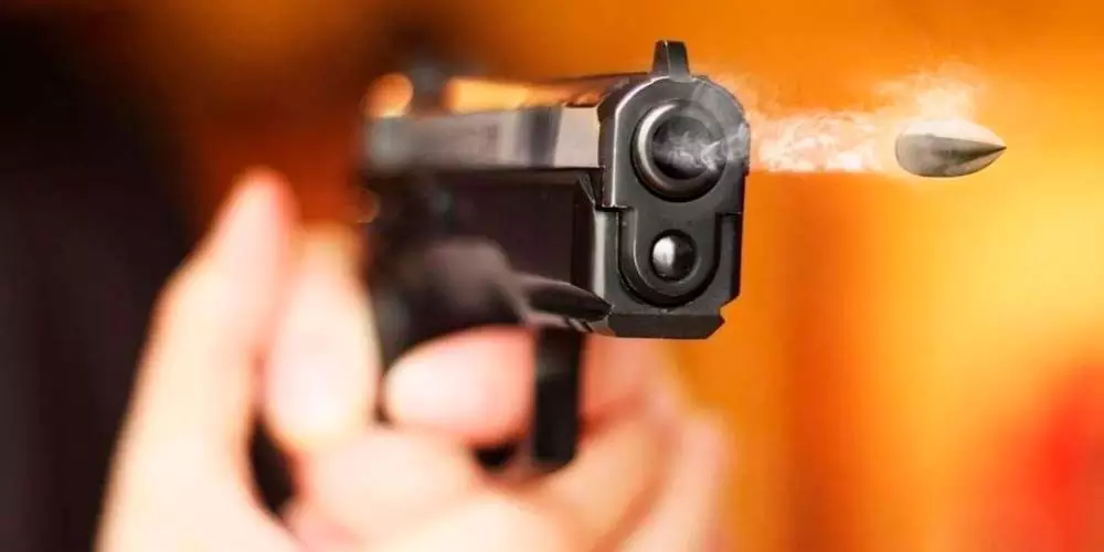 Homem atira, erra alvo e acerta cabeça do próprio amigo após briga em festa