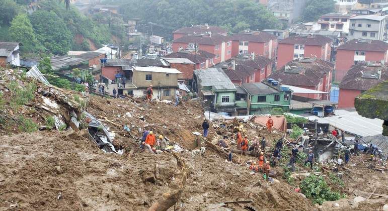 Sobe para 94 número de mortos na tempestade sobre Petrópolis (RJ)