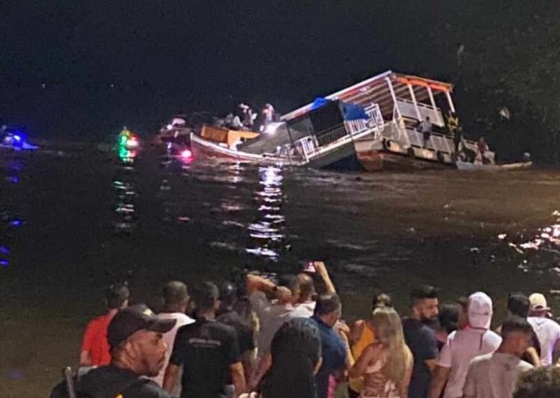 Aniversário em barco flutuante lotado afunda com banda de forró; veja vídeo