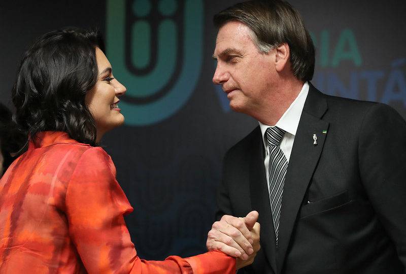 Michelle Bolsonaro faz aniversário um dia após o presidente; confira homenagens