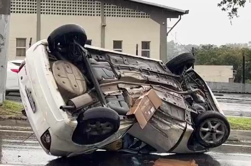 Homem tem mal súbito ao volante e capota carro no bairro Tarumã; veja vídeo