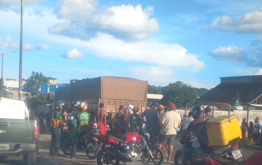 Urgente: motoqueiro morre em grave acidente com carreta no Santa Etelvina