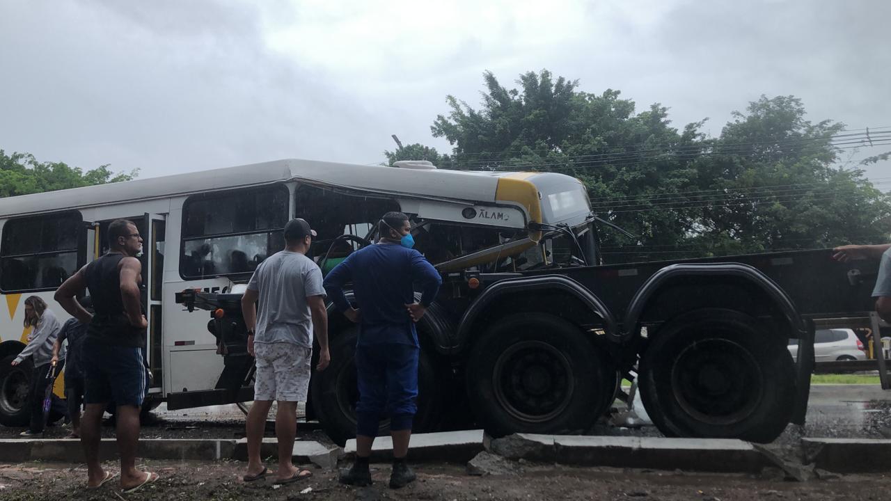 Urgente: acidente gravíssimo no Distrito deixa passageiro preso às ferragens