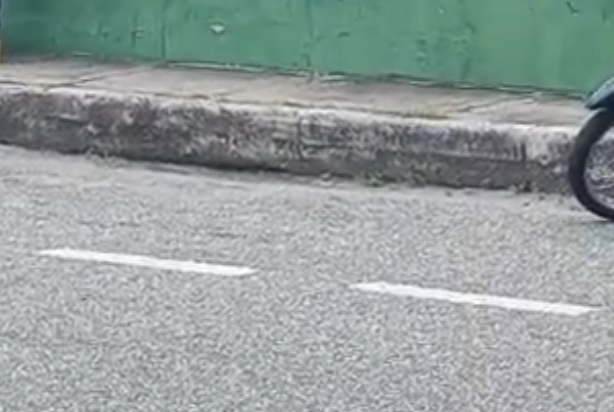 Homem é esfaqueado e arrastado no meio da rua em Nhamundá; veja vídeo