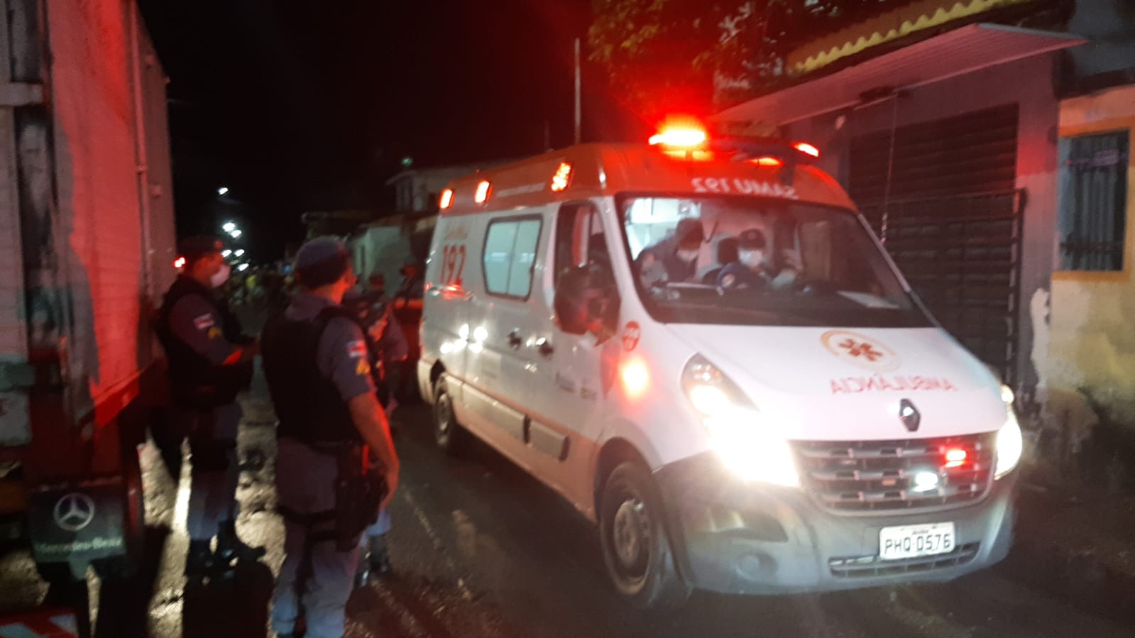 Mesmo entregando celular em assalto, jovem é baleado na perna por criminosos no Mutirão