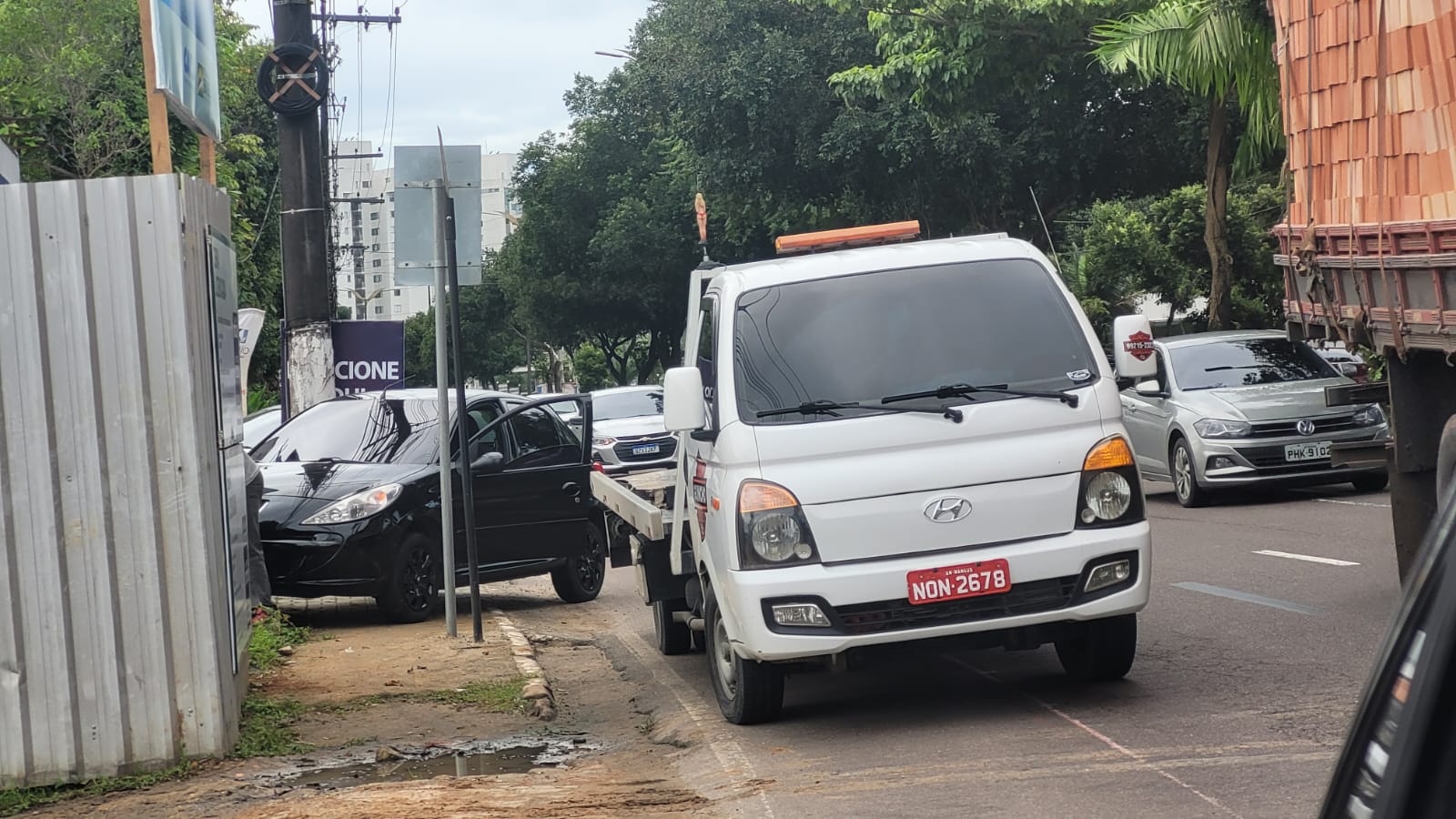 Acidente de carro deixa trânsito infernal na Avenida Coronel Teixeira