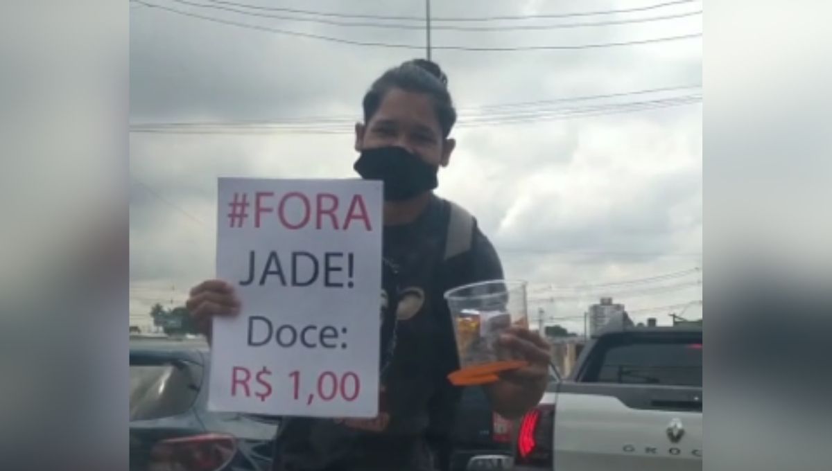 Ambulante vende todos os doces ao levantar placa de Fora Jade em sinal de Manaus