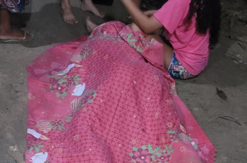 Jovem morre nos braços da namorada após casa ser invadida em Manaus