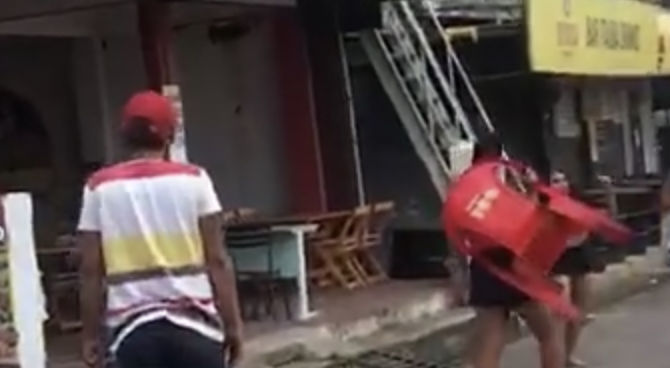 Chavoso do Jorge Texas assiste blindada com peito pra fora levar cadeir4da na cabeça enquanto casal br!ga; veja