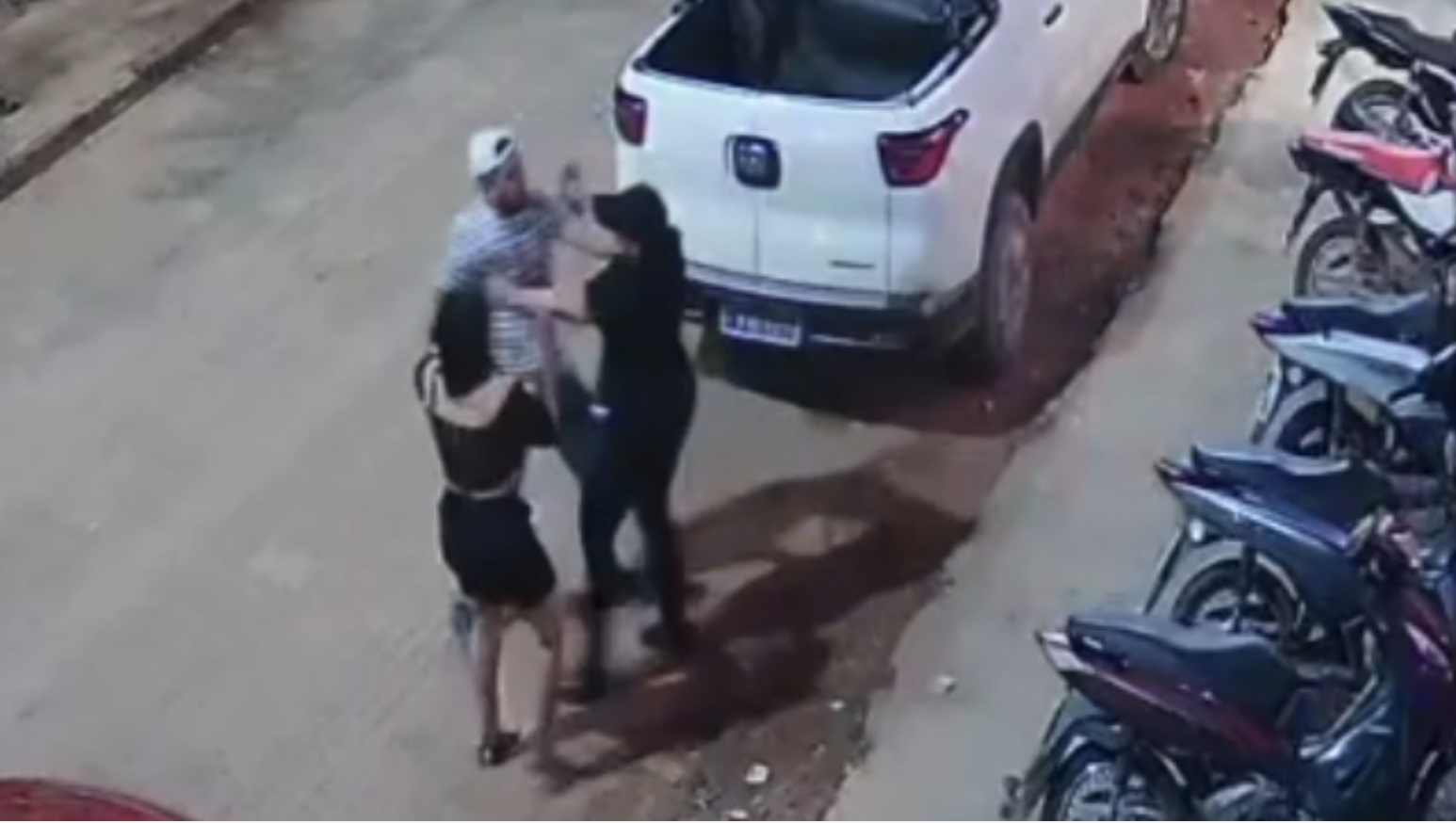 Cliente atira em segurança após discussão em bar