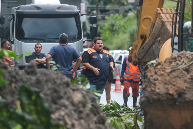 Danos da Chuva: deslizamentos de terra fazem prefeitura de Manaus atuar de modo emergencial