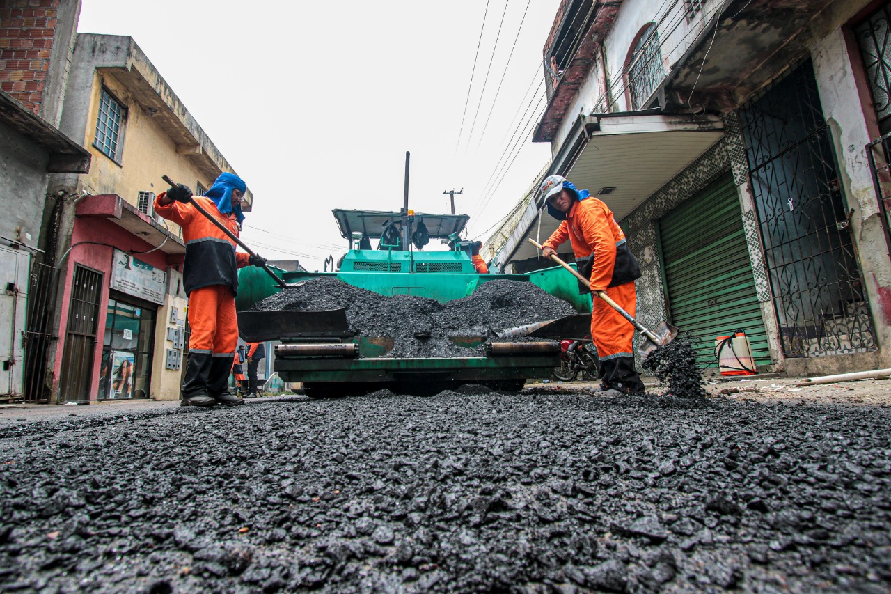 Prefeitura começa a pavimentar ruas em vários bairros de Manaus com asfalto de melhor qualidade