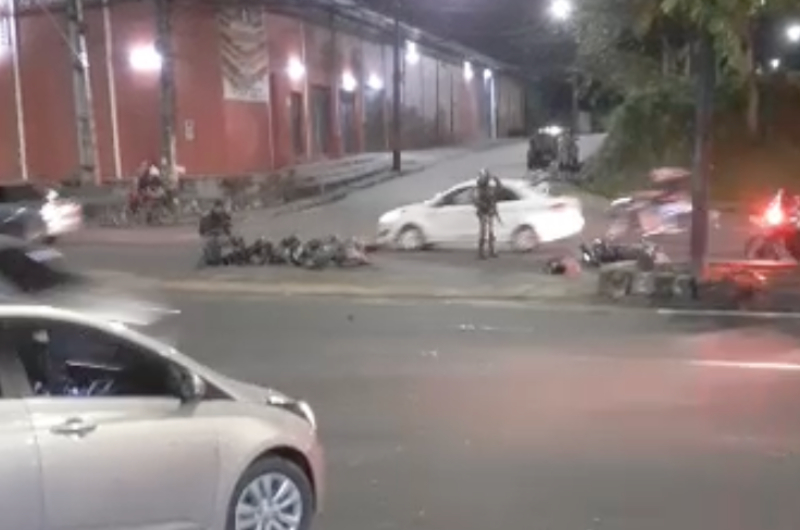 Policial e motociclista sofrem acidente de trânsito na frente do hospital João Lúcio